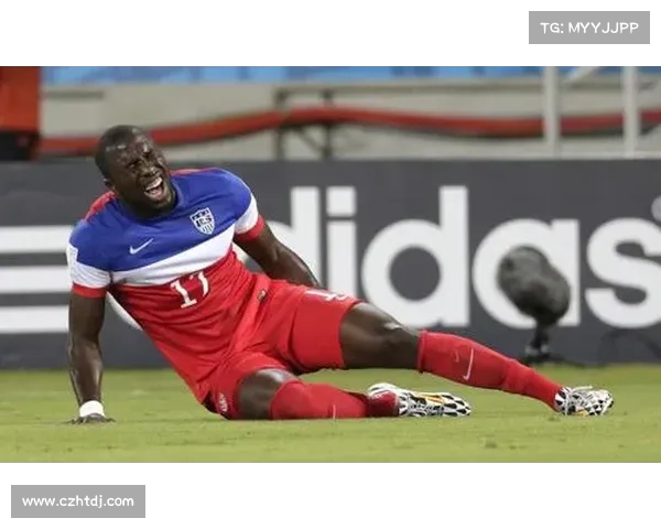 贝西克塔斯门将英勇扑救受重伤 球迷举围巾致敬守护神精神